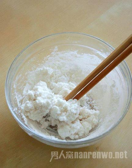 糯米粉中加入开水 糯米粉中加入开水