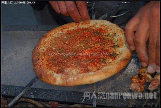 一边烤肉一边烤馕 一边烤肉一边烤馕