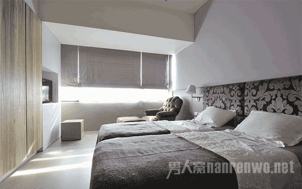 直接独立在窗户旁边 直接独立在窗户旁边