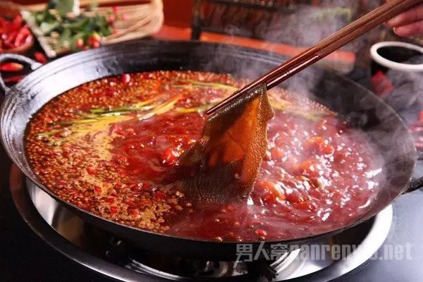 乐活 美食 正文     火锅是去重庆必吃的美食,取长江水,放入花椒,辣椒