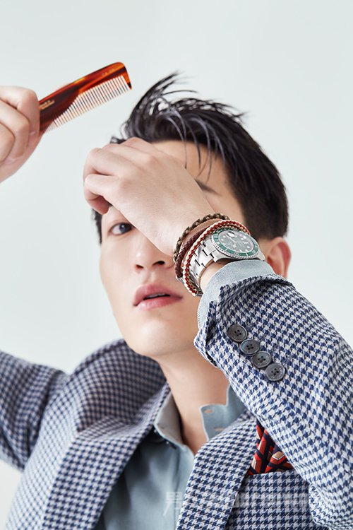 多色编织男士手链 均为Hermès 多色编织男士手链 均为Hermès