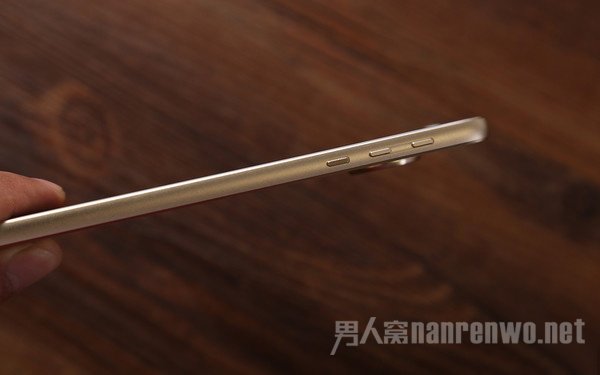 Moto Z Play的关机键、音量键+和音量键- Moto Z Play的关机键、音量键+和音量键-
