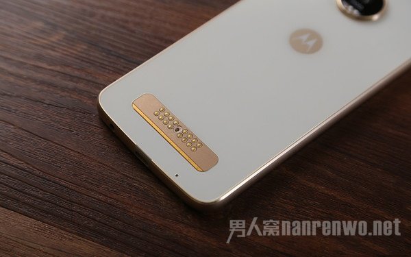 Moto Z Play的16针型模块化接口 Moto Z Play的16针型模块化接口