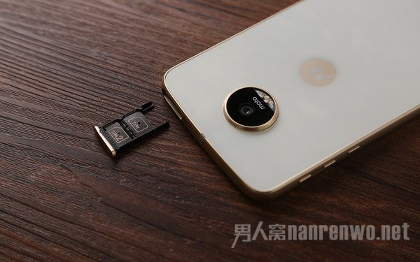 Moto Z Play支持双卡双待 Moto Z Play支持双卡双待