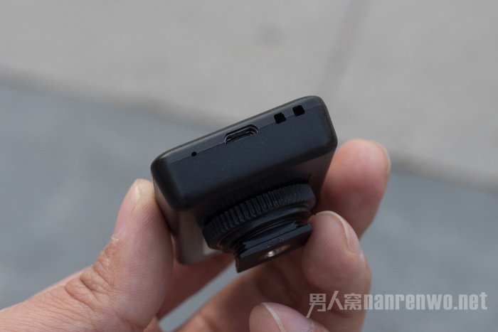 背部的micro USB端口除了连接相机机身之外还可用来充电 背部的micro USB端口除了连接相机机身之外还可用来充电