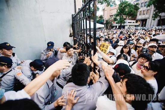 抗议民众冲进“立法院”外侧门,与警方发生冲突 抗议民众冲进“立法院”外侧门,与警方发生冲突