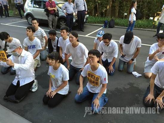 部分人跪在门外,祈求“立委”出来 部分人跪在门外,祈求“立委”出来