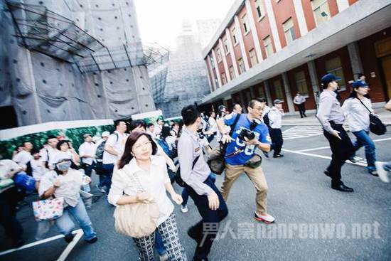 抗议民众冲进“立法院” 抗议民众冲进“立法院”
