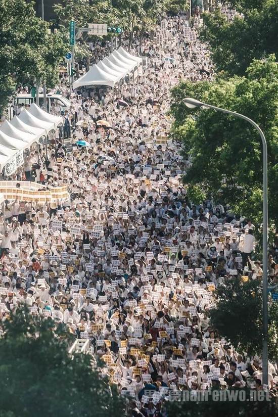 立法院”外的一整条路挤满抗议者 立法院”外的一整条路挤满抗议者