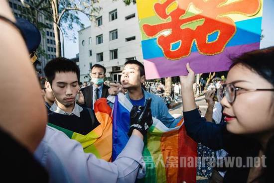 支持同性恋合法化的民众手举“喜”字,并拿着彩虹旗 支持同性恋合法化的民众手举“喜”字,并拿着彩虹旗