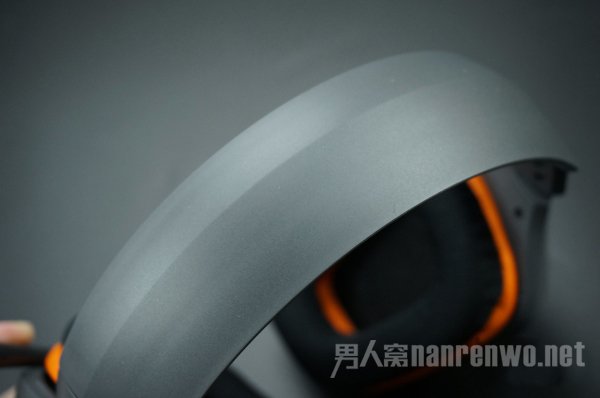头梁的外圈就没有什么点缀了,个人认为这里如果印个Logitech字样就显得逼格更高了 头梁的外圈就没有什么点缀了,个人认为这里如果印个Logitech字样就显得逼格更高了