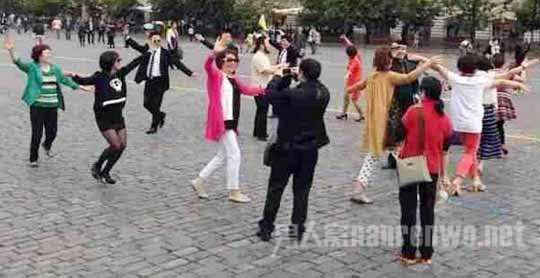 大妈高考期间跳广场舞被制止 怒掐民警被拘