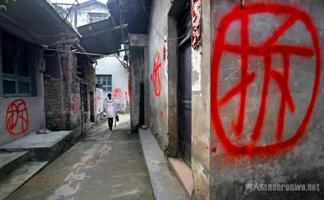 根据一位已经签约的村民介绍,他的拆迁房屋面积达到了1200平方米