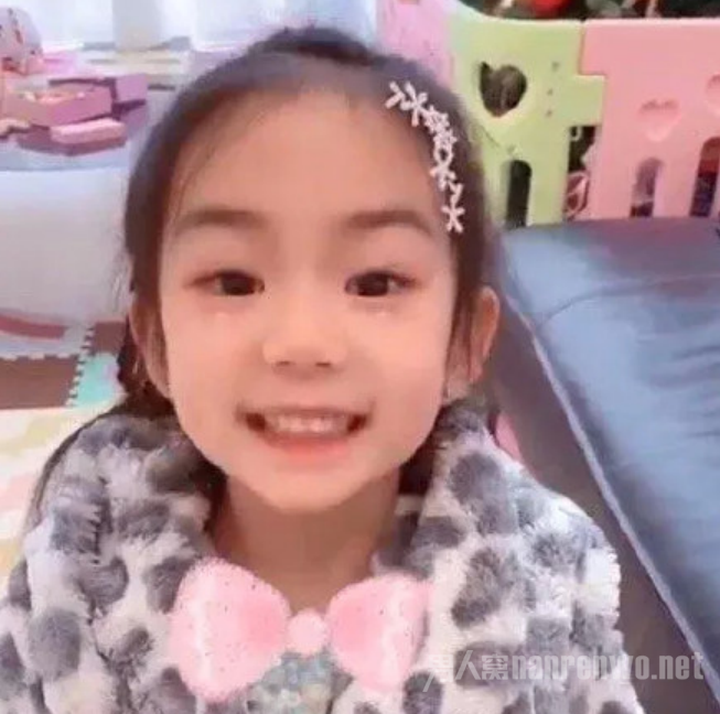 lucky长大了 娇俏可爱地对镜送祝福 容貌跟妈妈一样