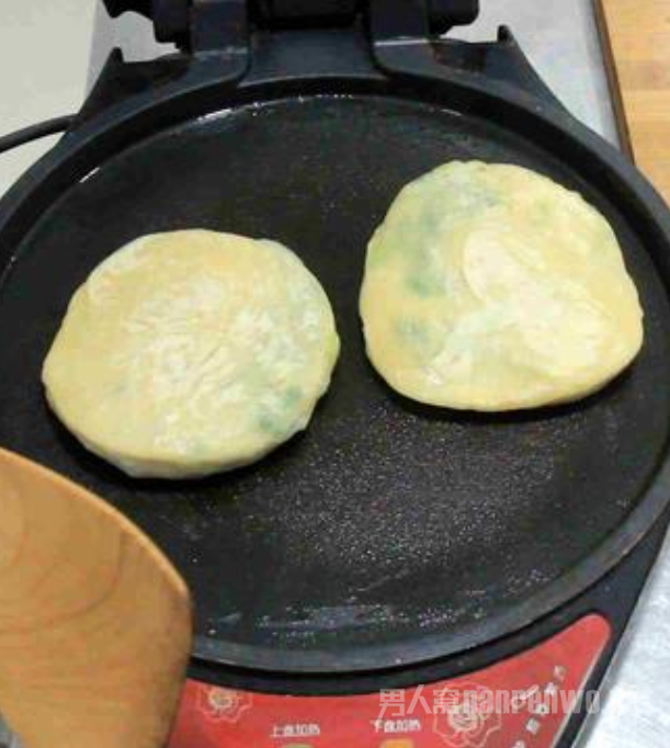 松软葱花饼的家常做法 松软葱花饼的家常做法
