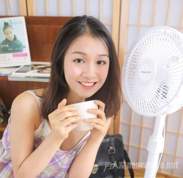 都喜欢那些用手轻轻将自己抱住的男生,因为女生天生就是缺乏安全感的