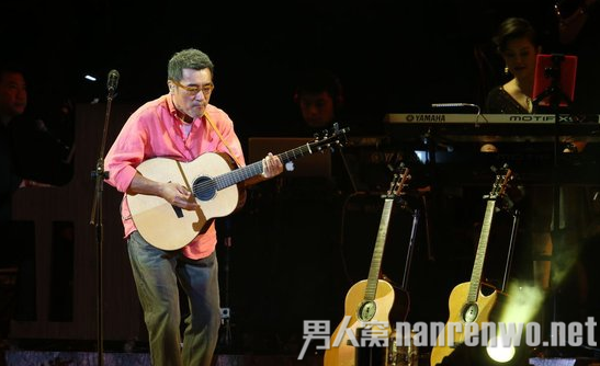 不老传奇李宗盛演唱会世人朝圣 情深处感动落泪:李宗盛