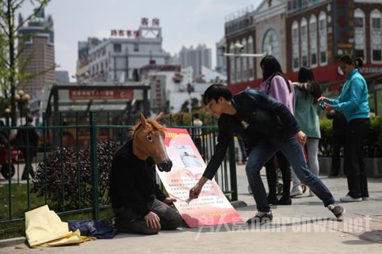 父亲为救儿子扮马让人骑 跪下是膝盖站起来是父爱:梦见已故的父亲