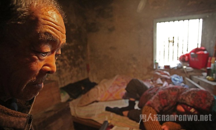 男人照料瘫痪妻子不离不弃 12年不曾出深山:妻子瘫痪老公不离不弃