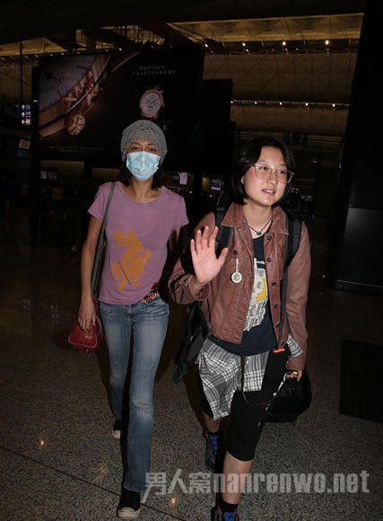 吴绮莉接机小龙女已和洽 大方承受记者摄影:吴绮莉小龙女最新消息