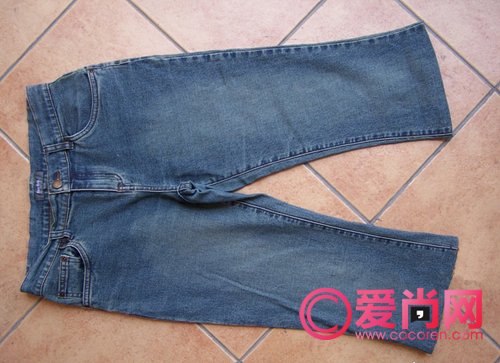 图解男人牛仔裤改短裤的办法:男人牛仔裤改短裤