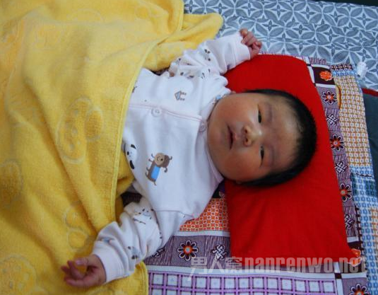 河北省最重婴儿诞生 出世时12.4斤头发稠密:最重的头发打一成语