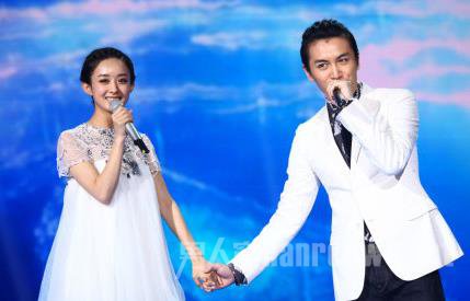 陈晓赵丽颖七夕晚会曝爱情 十指紧扣唱情歌引人遥想:陈晓机场大哭赵丽颖
