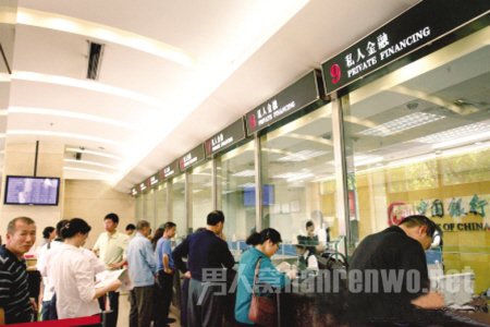 白叟每次取100元半小时取了16笔 老大爷有钱固执:老大爷取钱