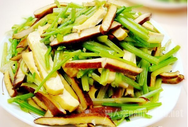 芹菜香干做法教授 清热解毒降血压:芹菜炒香干肉丝的做法
