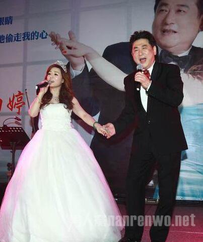 69岁男星康凯婚宴现场闹插曲 新娘遭借主索债:新娘妈妈婚宴装