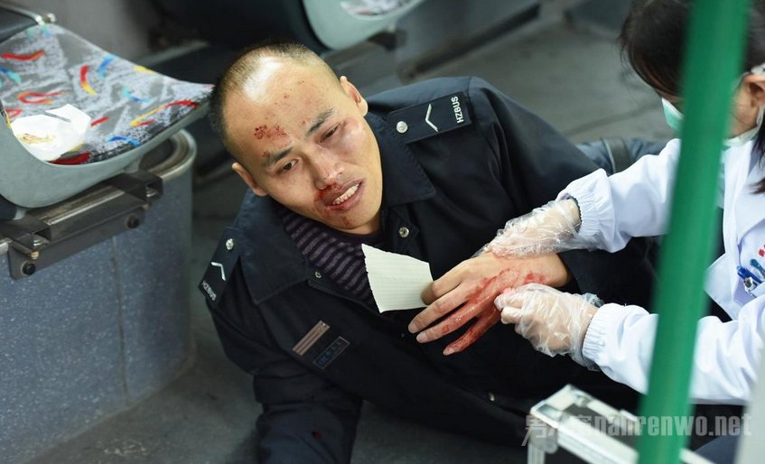 杭州一公交撞倒电动车 车主毒打司机满脸血拂袖而去: