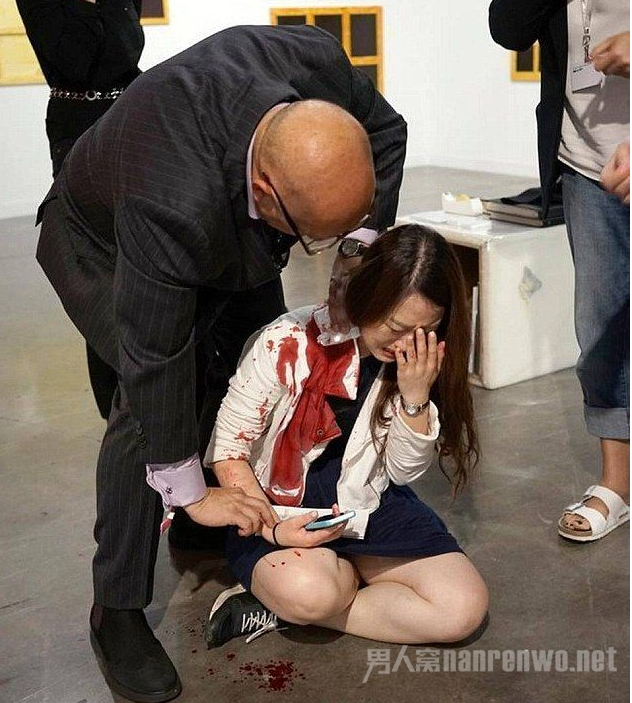 艺术展上一女子被刺 观众误以为行为艺术冷眼旁观:蒙娜丽莎十大恐惧之处