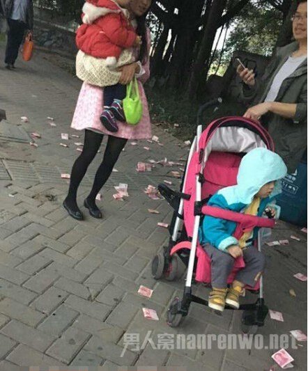 路人捡起交警察