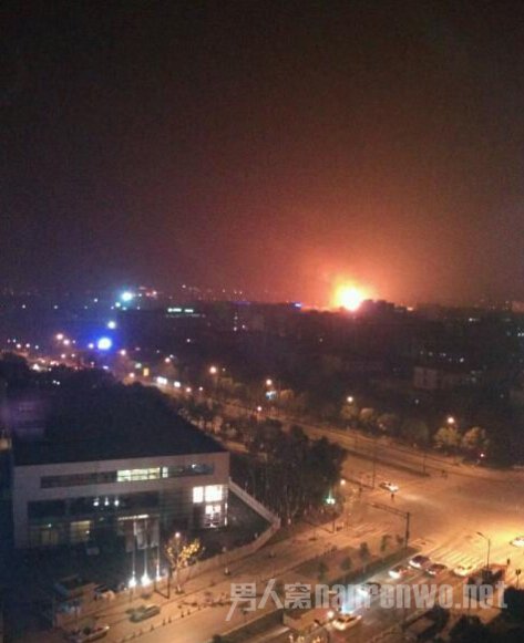 城北工厂爆炸火势巨大
