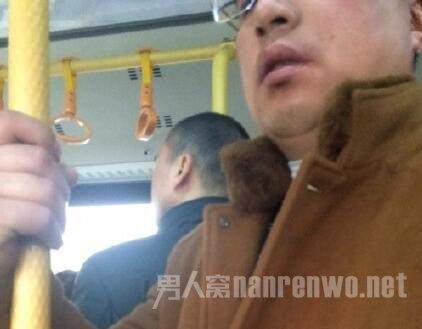 下流!公交上一女生遭猥琐男摸大腿 裤袜上留不明液体
