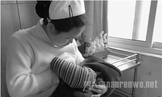 女人哺乳照片