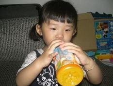 数名5岁幼童放学途中误把老鼠药当饮料喝下