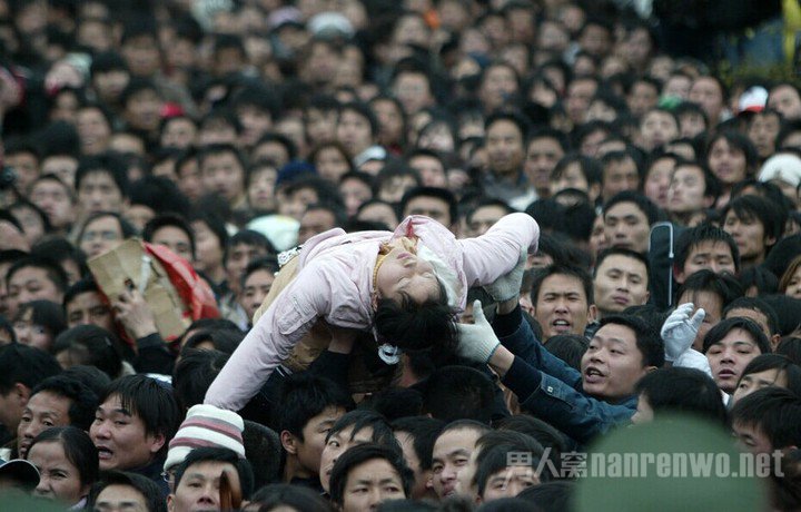 一乘客晕倒在人群中