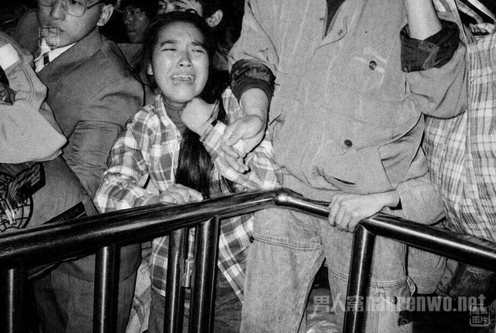 女乘客被人流挤哭