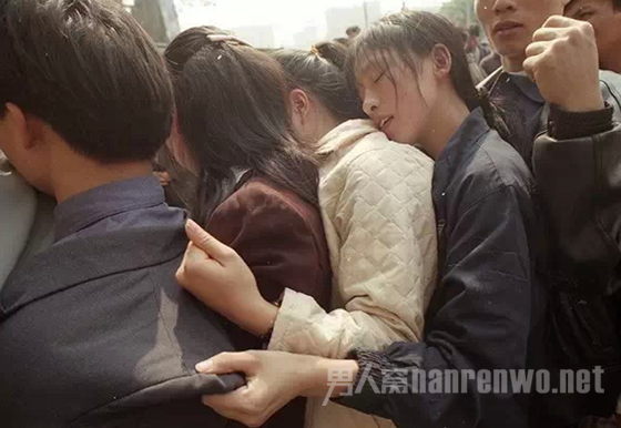 购票的队伍中精疲力尽