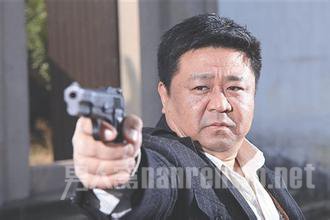 梁冠华差点被烤焦
