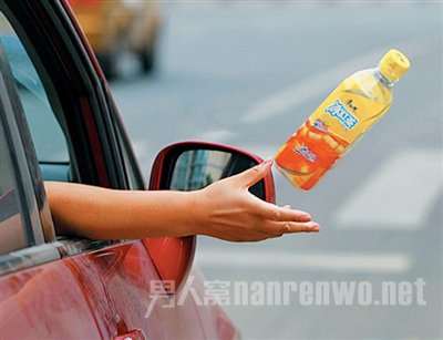 小伙子举报车窗抛物领万元赏金 心里美滋滋