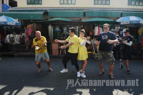 大鹏泰国大跳“求偶舞”