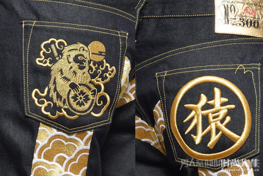 背面口袋分别用金线刺绣猴子以及汉字“猿”。