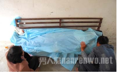 男子赌博输2000万：母亲喝农药自尽