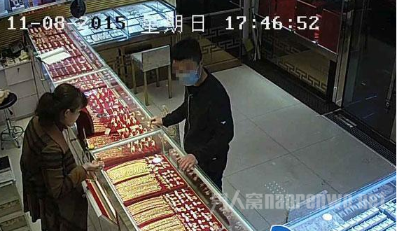 嫌疑人戴口罩进入店内
