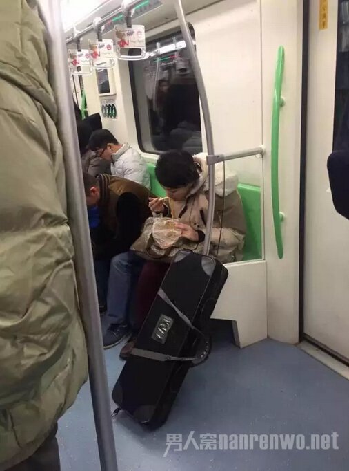 “凤爪女”再现地铁出新招 改吃麻辣烫