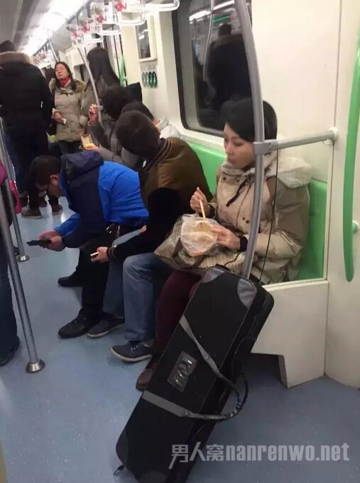 鸡爪女吃麻辣烫再走红