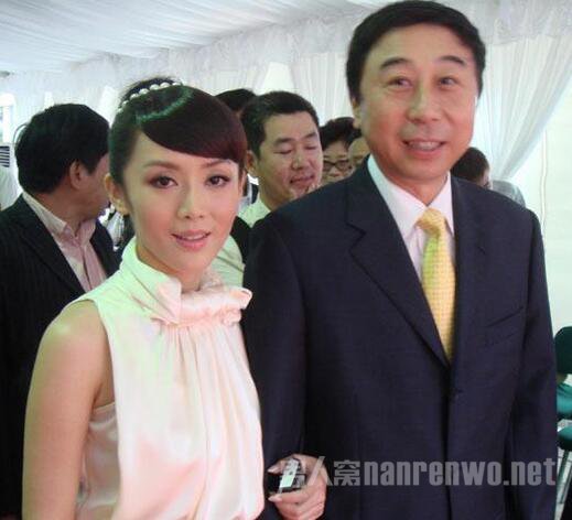 冯巩和其他女演员牵手