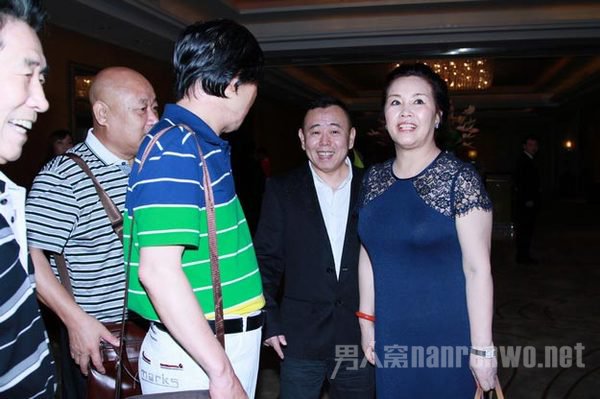 潘长江和老婆笑容满面